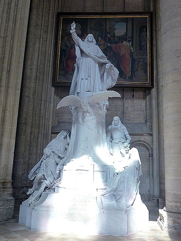 L'aigle de Meaux : statue de Bossuet dans la cathédrale
