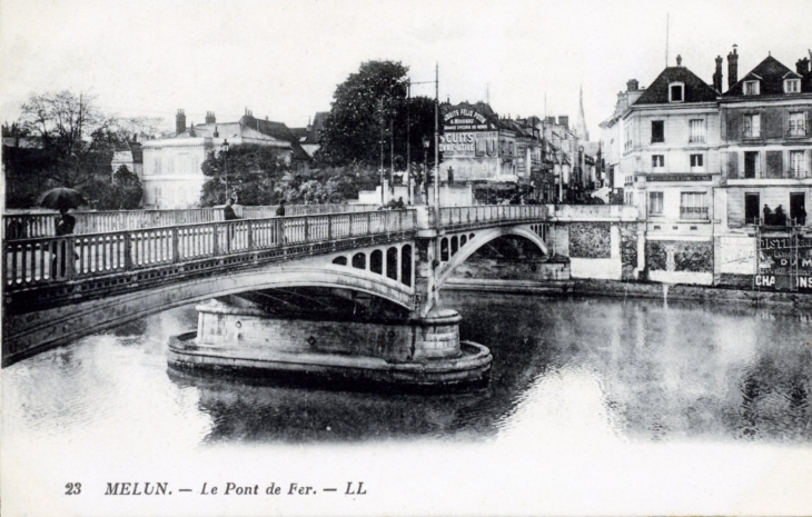Le pont de Fer, vers 1920 (carte postale ancienne). - Melun