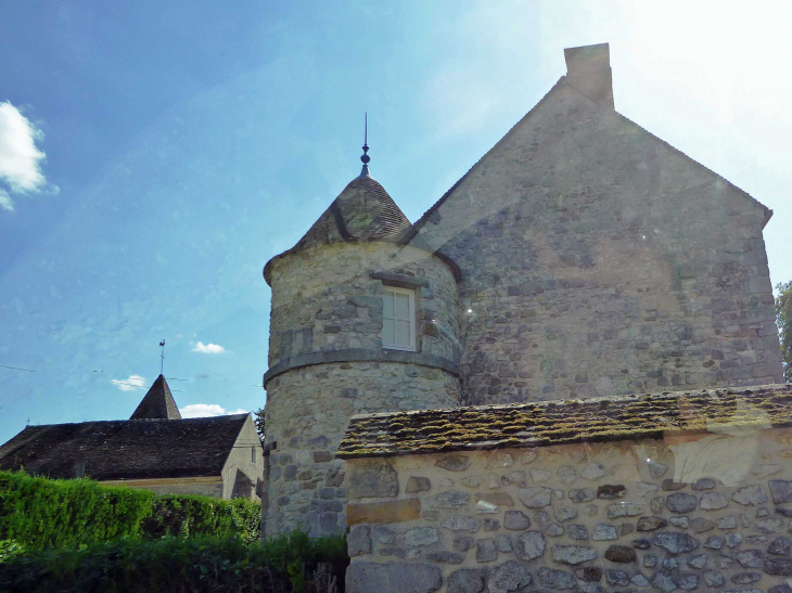 L'église derrière le château - Noisy-Rudignon