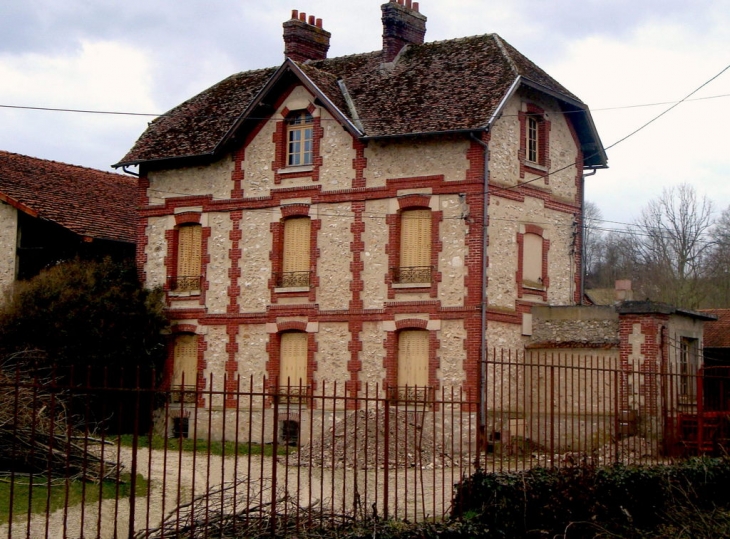 Maison ancienne à l'écart du village - Tigeaux