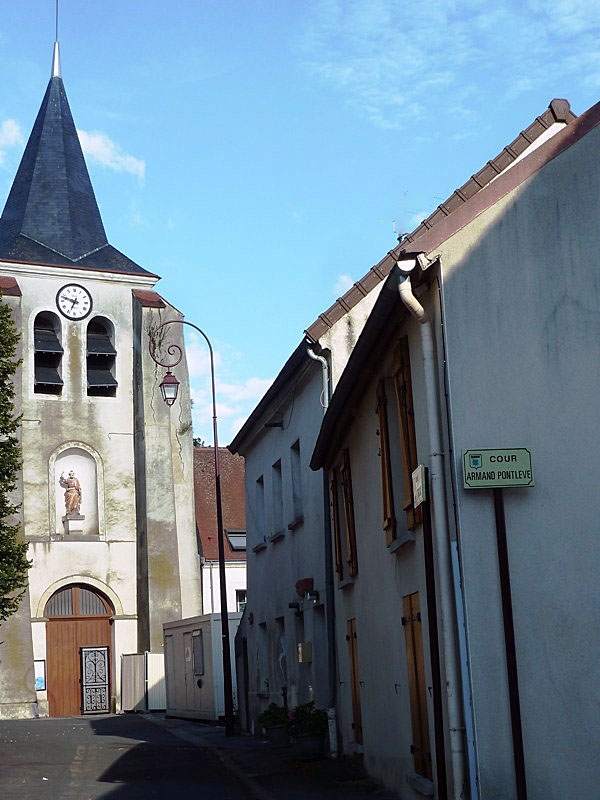 Vers l'église - Villeneuve-sous-Dammartin