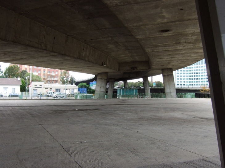 Sous l'autoroute A1 - Saint-Denis