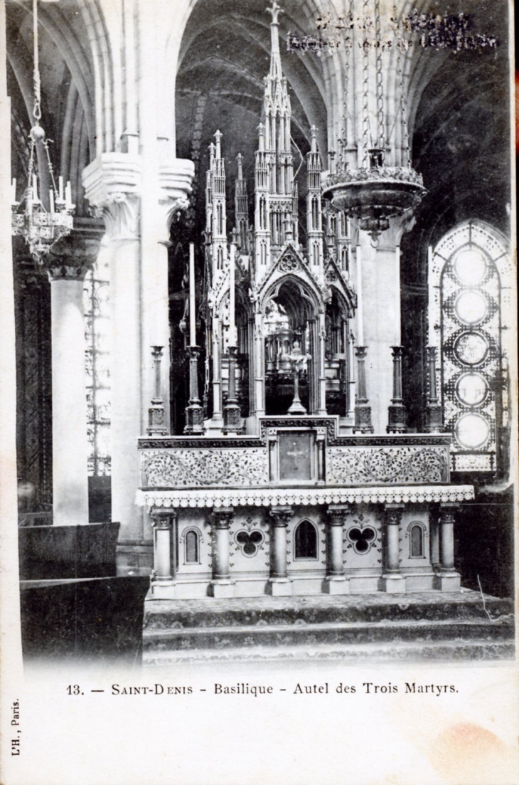 Basilique - Autel des trois Martyrs, vers 1910 (carte postale ancienne). - Saint-Denis