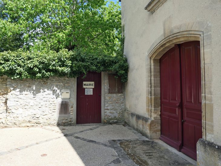 Porte d'accès à la mairie à côté de l'église - Boisemont