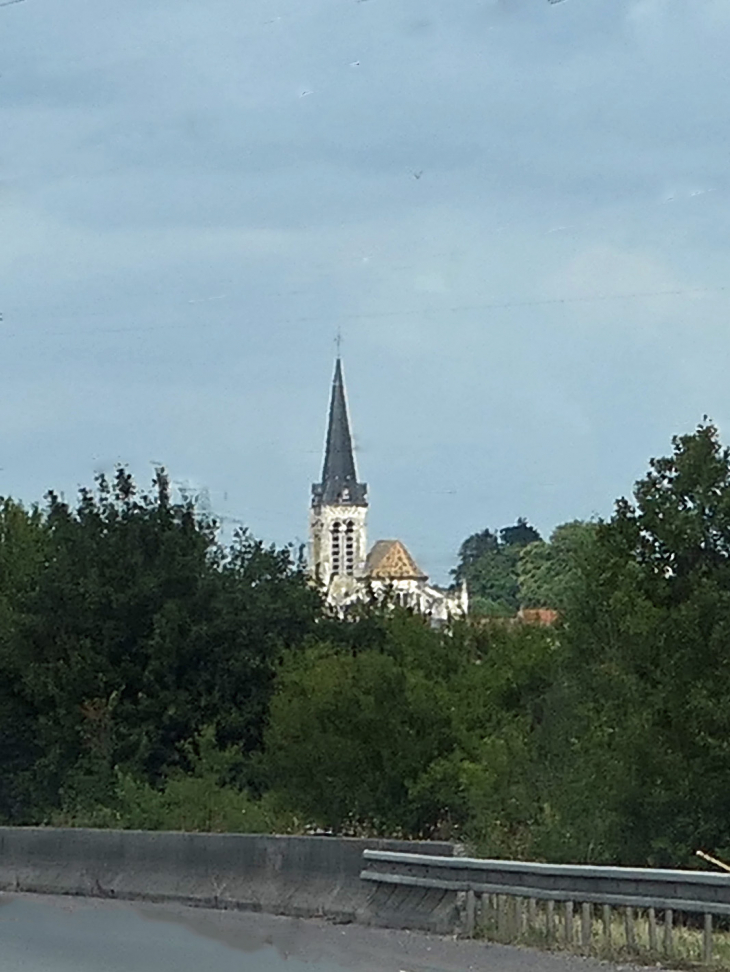 L'église vue de la Francilienne (A104) - Fontenay-en-Parisis