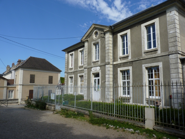 L'école Jean II de Turmenyes,édifiée en 1868. - Nointel