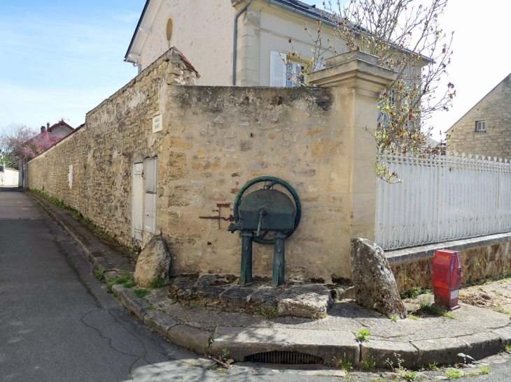 Dans le village : pompe à godets - Théméricourt