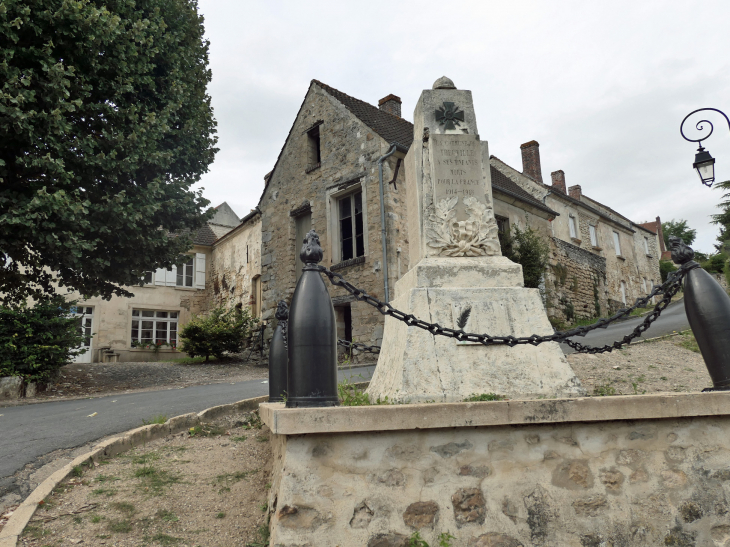 Le monument aux morts dans le village - Theuville