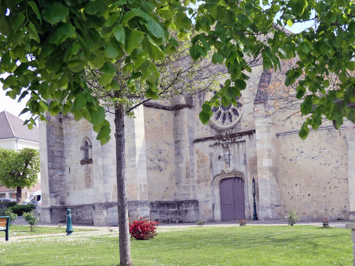 L'entrée de l'église - Vémars