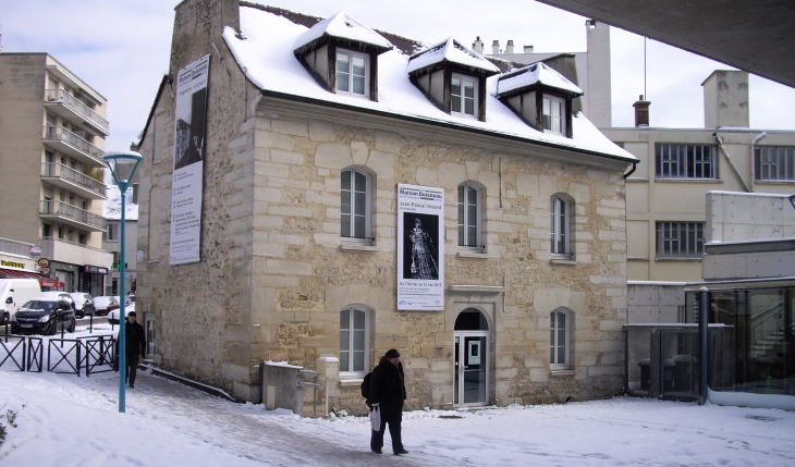 La maison Doisneau avec ses expositions fixes et temporaires un jour de neige. - Gentilly