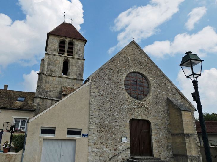 L'église entre les maisons - Boinville-en-Mantois