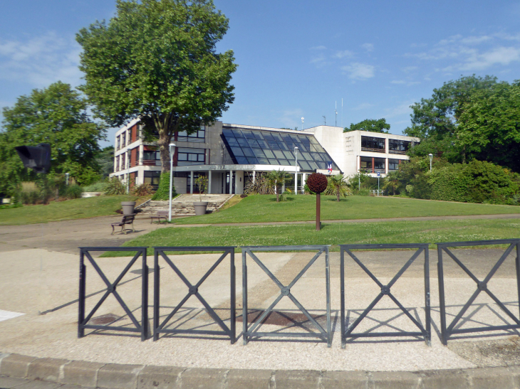 Place de l'Hôtel de ville - Carrières-sous-Poissy