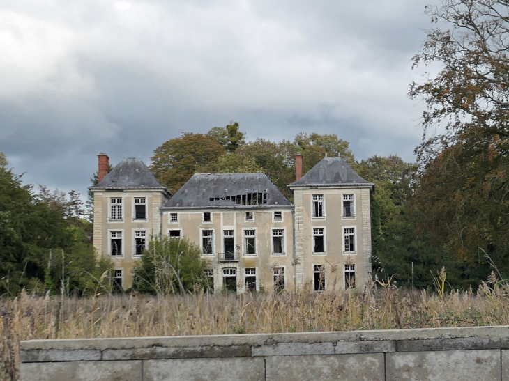 Le Grand Hôtel de Sautou château à labandon - Crespières