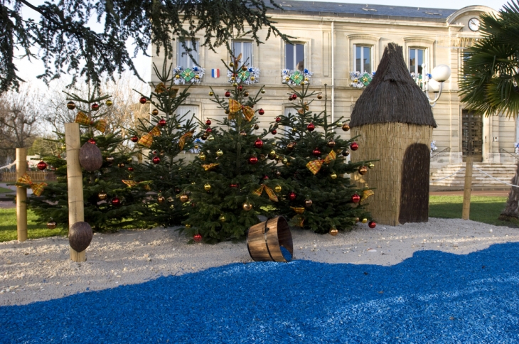 Décors de Noël devant l'Hôtel de ville - Houilles