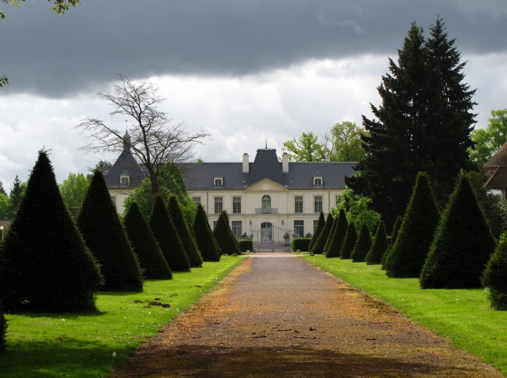 Château de La Verrière situé dans le parc de l'Institut Marcel Rivière