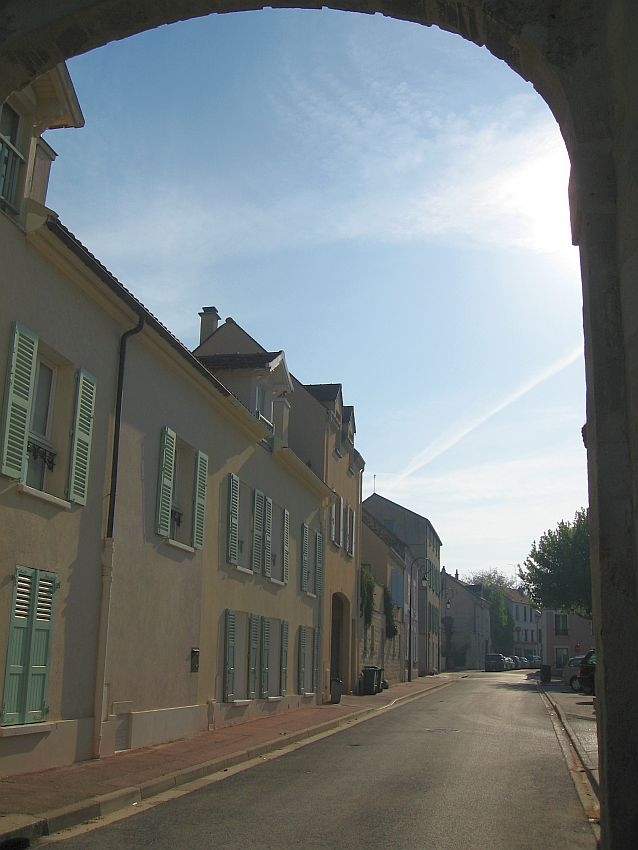 La rue de la Marne, près de la Foret - Le Mesnil-le-Roi