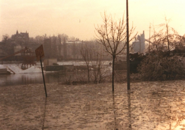 Innondation Quai Boubou Dado le silo à grain 1982 - Maurecourt