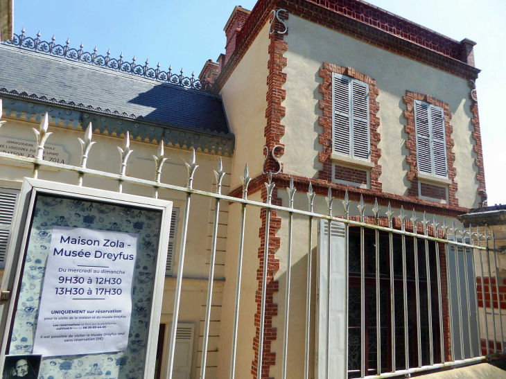 La maison d'Emile Zola : côté rue - Médan