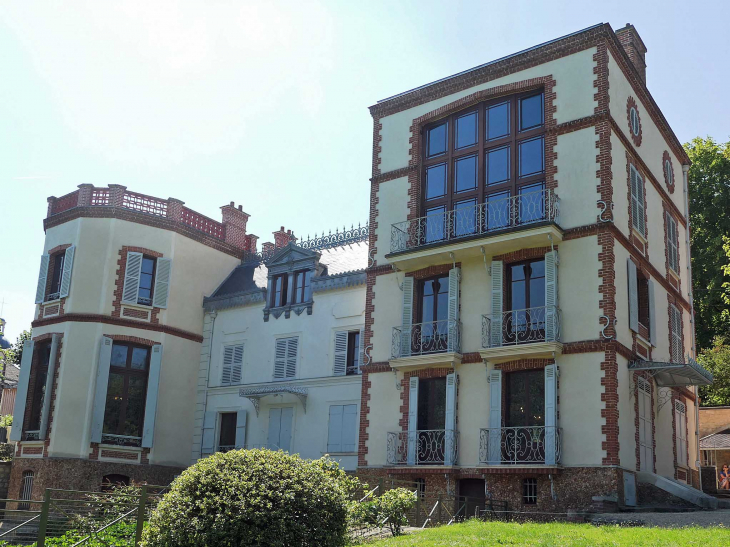 La maison d'Emile Zola vue du parc - Médan