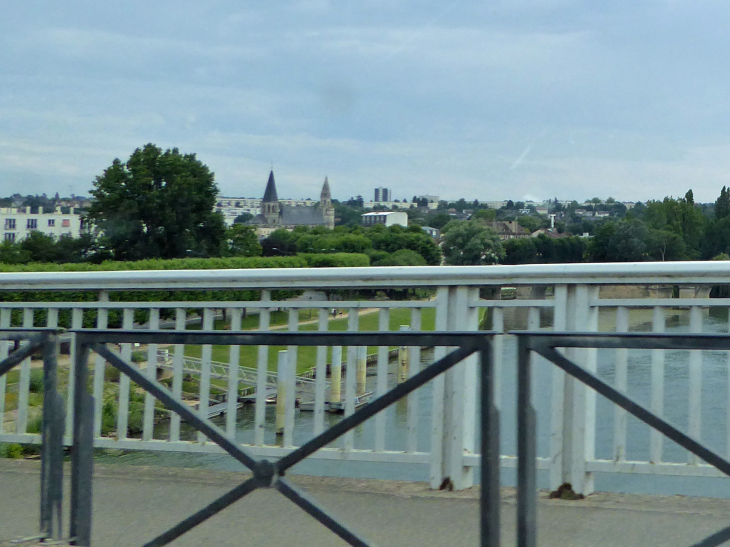 La ville an bord de Seine vue d'un pont - Poissy