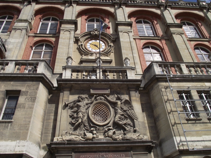 L'horloge de la facade du château - Saint-Germain-en-Laye