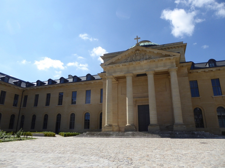 L'ancien hôpital royal réhabilité en 2014 :le centre cult.urel et la chapelle dans la cour d'honneur - Versailles