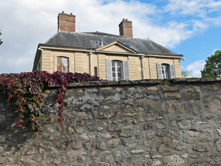 Belle maison derrière le mur - Villepreux