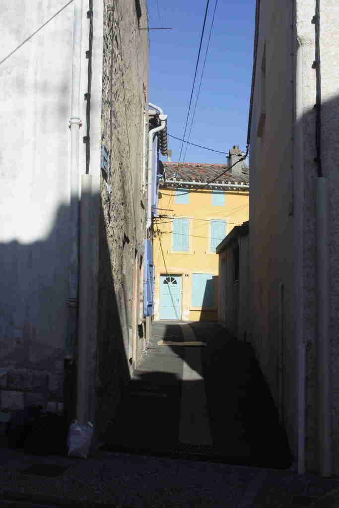 Une rue au soleil et en couleur - Castelnaudary