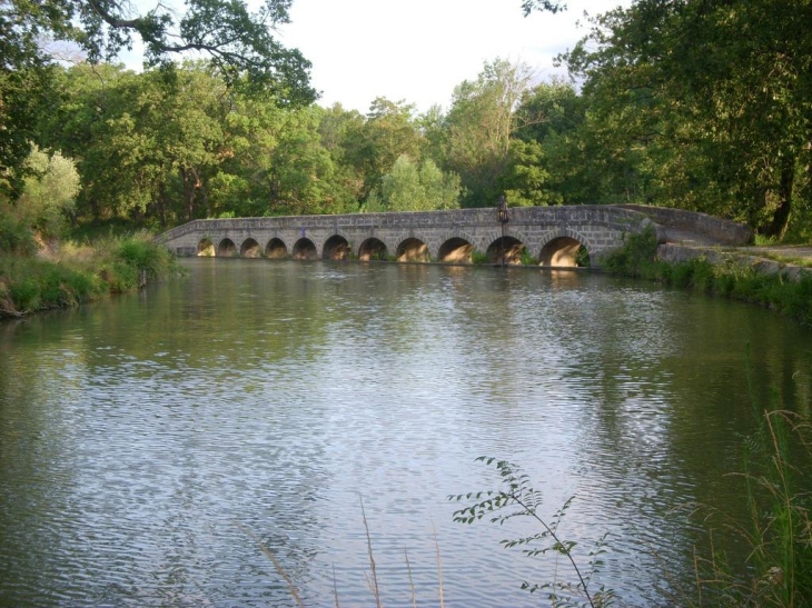 Déversoir sur le canal du midi - La Redorte