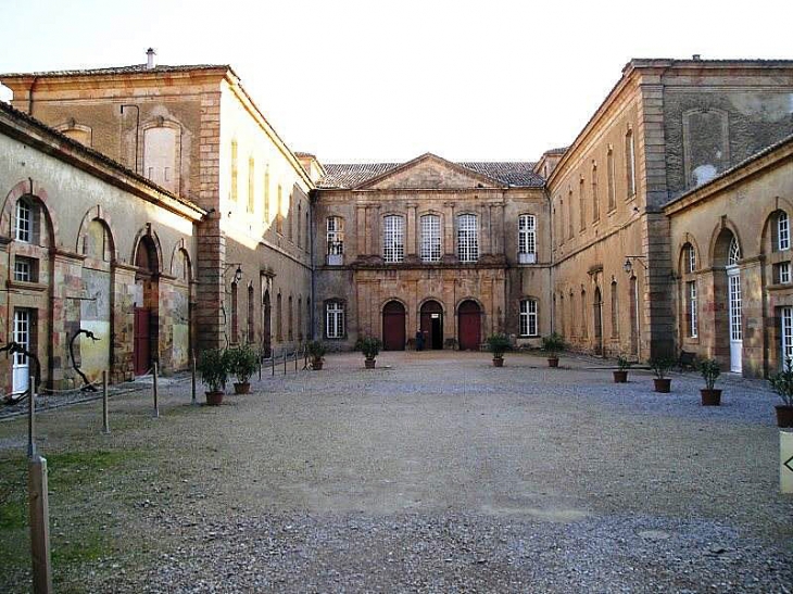 La cour de l'abbaye - Lagrasse