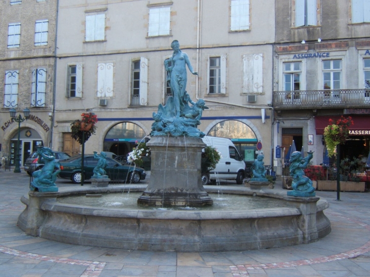 Fontaine sur la place de la république - Limoux
