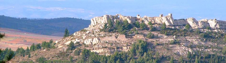 Vue aérienne des ruines de l' ancien chateau sur son éperon rocheux de Villalonga - Montséret
