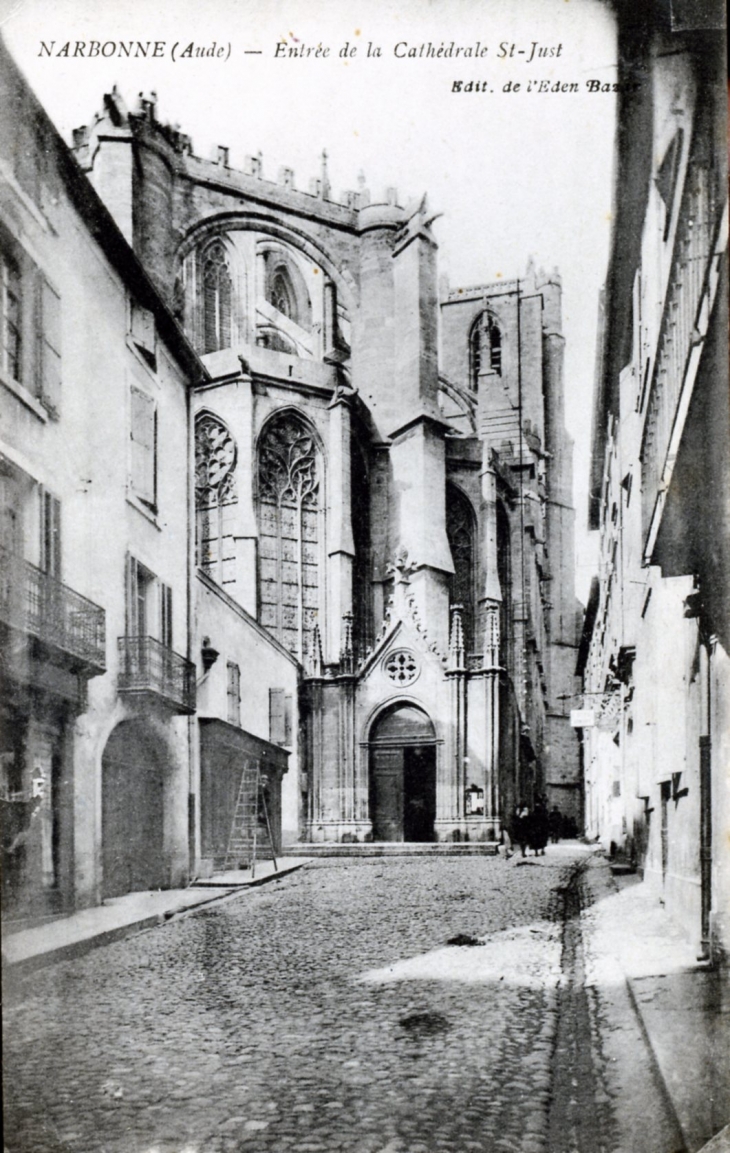 Entrée de la Cathédrale Saint Just, vers 1920 (carte postale ancienne). - Narbonne