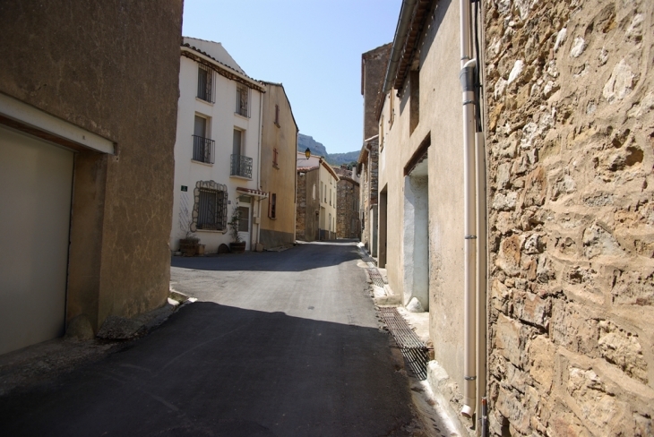 Une rue du village - Rouffiac-des-Corbières