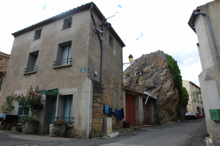 Le rocher de la rue du Chateau - Rouffiac-des-Corbières