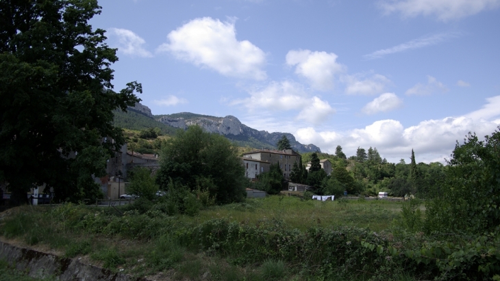 Le village dans la verdure. JMK - Rouffiac-des-Corbières