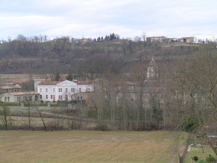 Le village vu des collines avoisinantes. - Sainte-Colombe-sur-l'Hers