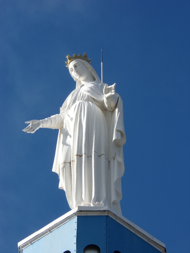 Dame blanche sur l'ermitage,etre au pied de cette statue ses se sentire protege de tout se qui a au tour  - Alès