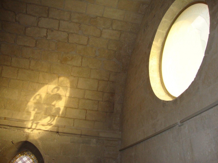 Gallargues-le-Montueux (30660)  église, vitrail St.Martin et son ombre