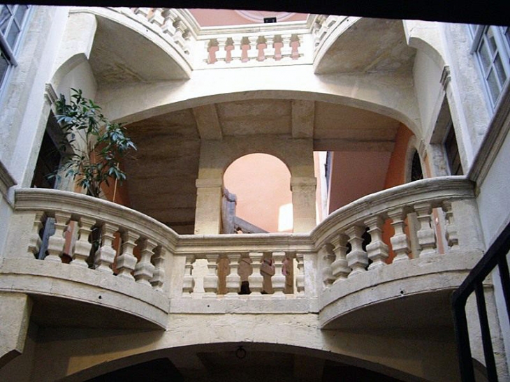 Escalier de l'hôtel Fontfroide - Nîmes