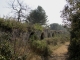 Au-départ-de-vers-pont-du-gard- prendre le sentier-de-l-aqueduc-ou-chemin-des-vestiges-vers le Pont du gard, à pied, On  longe-les-vestiges-de-l-aqueduc-romain-reliant-Uzes-à-Nimes.