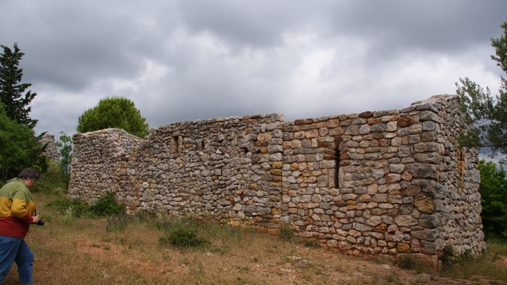 -Ruines du Château St Baulery qui Comprenait l'église St Bauzille 11 Em Siècle - Cébazan
