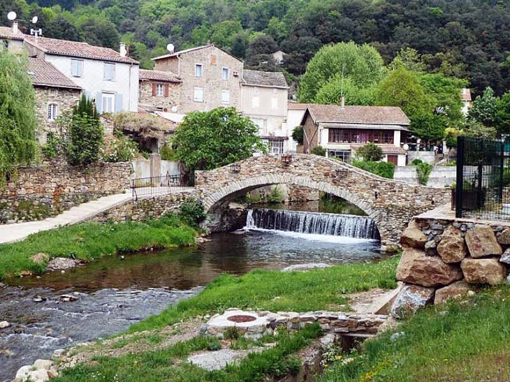 Le pont et les maisons près de la rivière - Saint-Geniès-de-Varensal