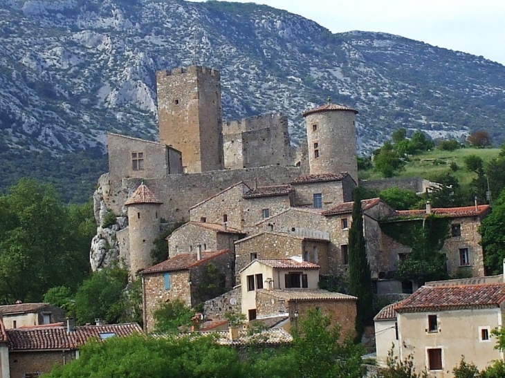 Le village blotti au pied de la Séranne - Saint-Jean-de-Buèges