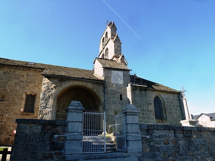 L'entrée de l'église - Albaret-le-Comtal