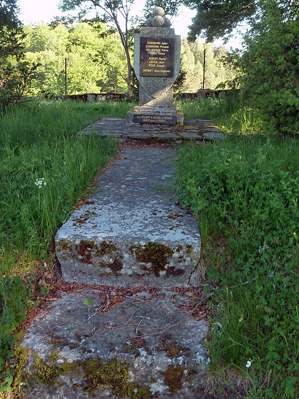 Le monument aux morts - Arzenc-d'Apcher