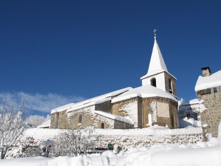 L'église au centre du bourg domine la vallée du Chapeauroux - Arzenc-de-Randon