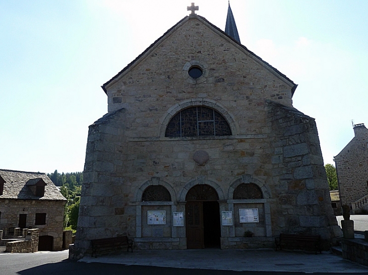 L'entrée de l'église - Aumont-Aubrac