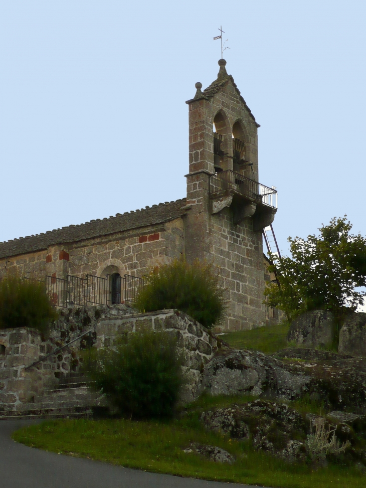 Le Clocher-mur de l'église romane du XIe siècle. - Chastanier