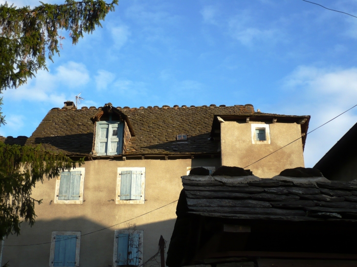 Maison-de-village-toiture-en-lauzes-du-tournel - Le Bleymard